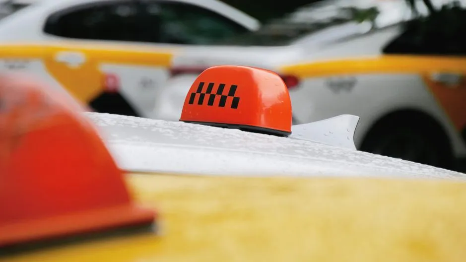 Час без интернета в центре Москвы: цена простоя такси и доставки