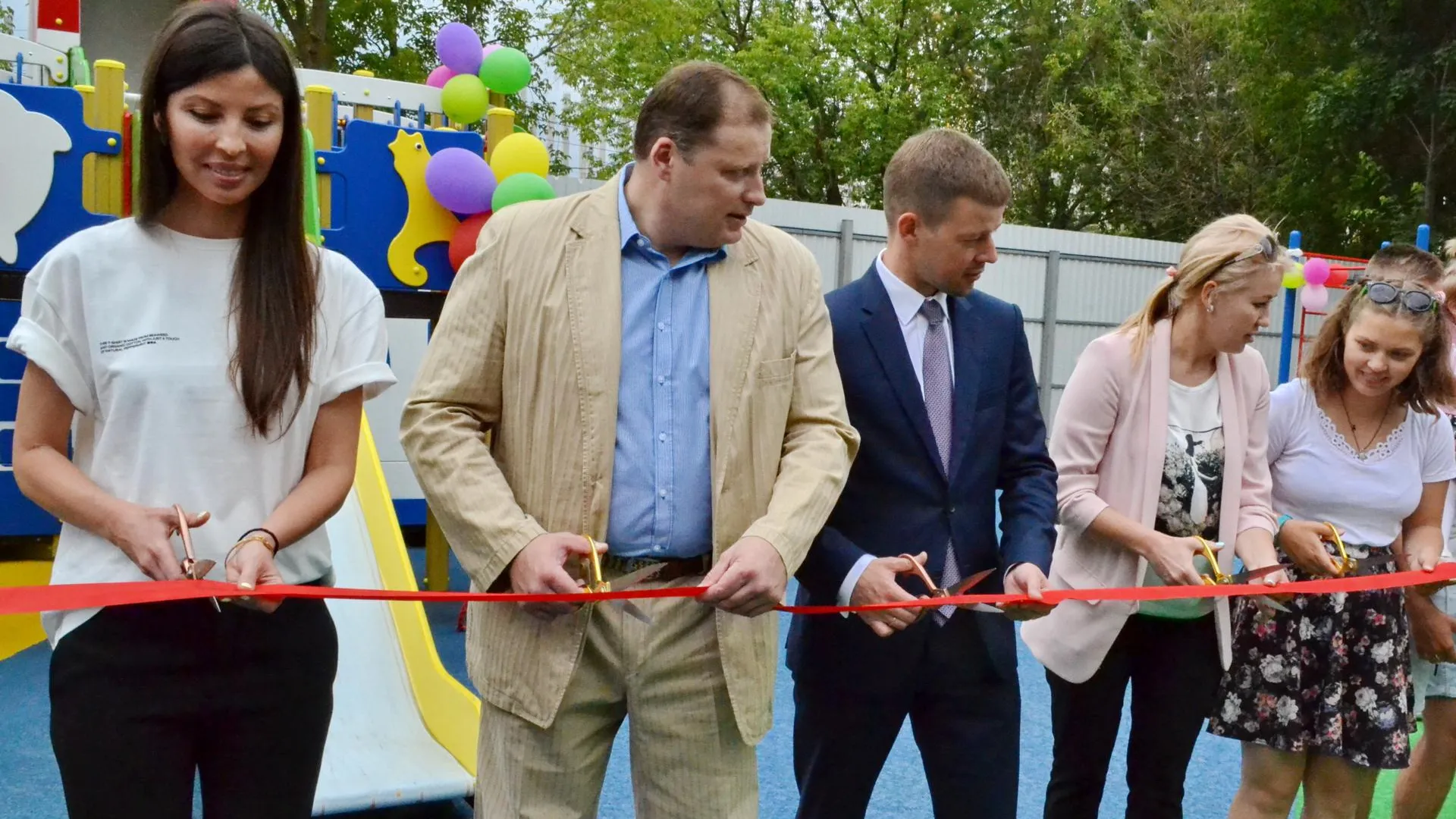 Игровой городок из переработанной древесной щепы открыли в детском доме Балашихи