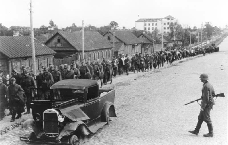 Колонна пленных красноармейцев. Минск, 1941