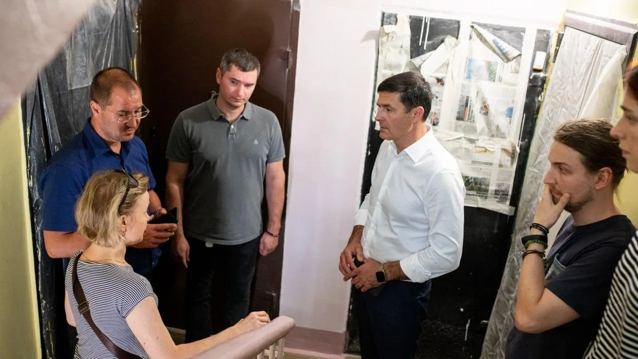 Глава Люберец проверил ремонт подъездов в жилом доме