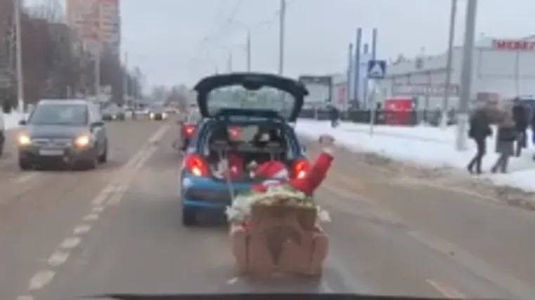 В Подольске водитель прицепил к машине кресло, на котором катал Деда Мороза по городу