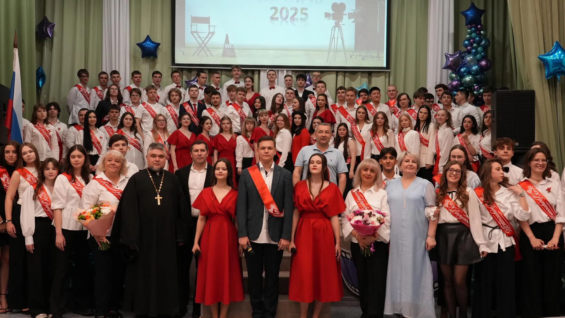 Около 100 выпускников услышали последний звонок в школе № 7 в Видном
