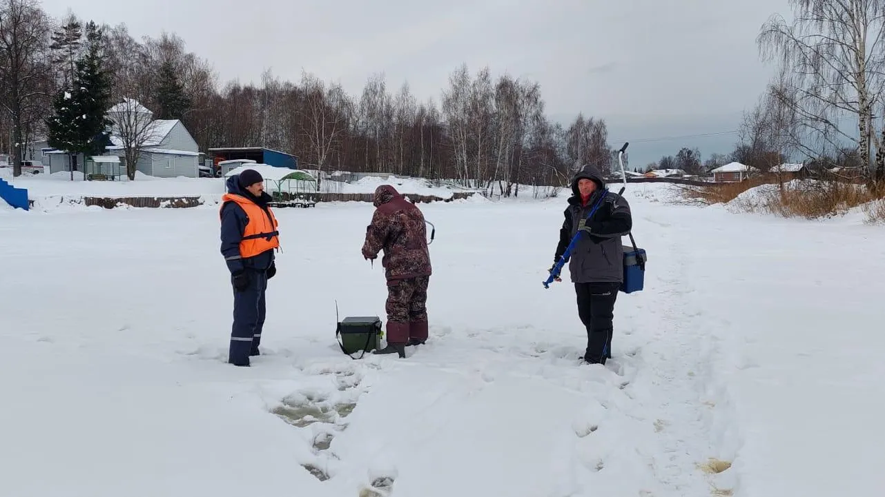 Рыбакам Щелкова напомнили о правилах безопасности при выходе на лед водоемов