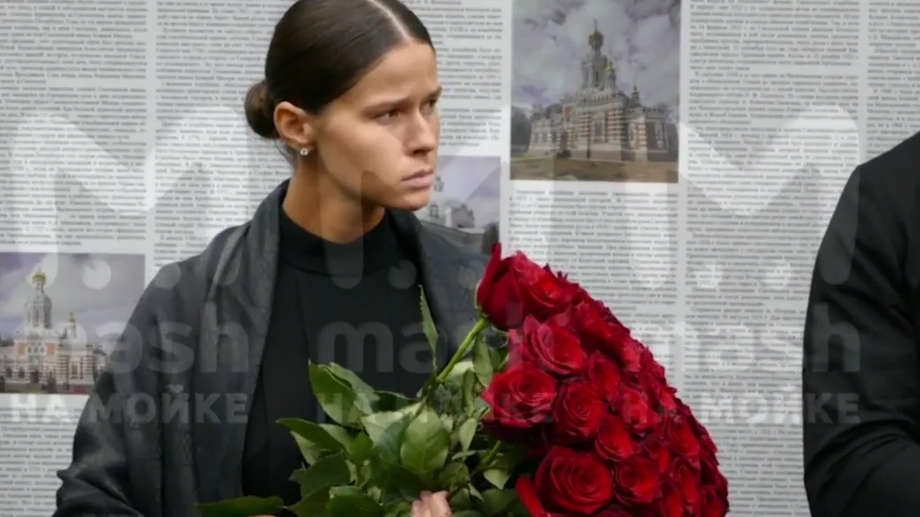 Девушка Старовойта пришла на его похороны в Петербурге — видео
