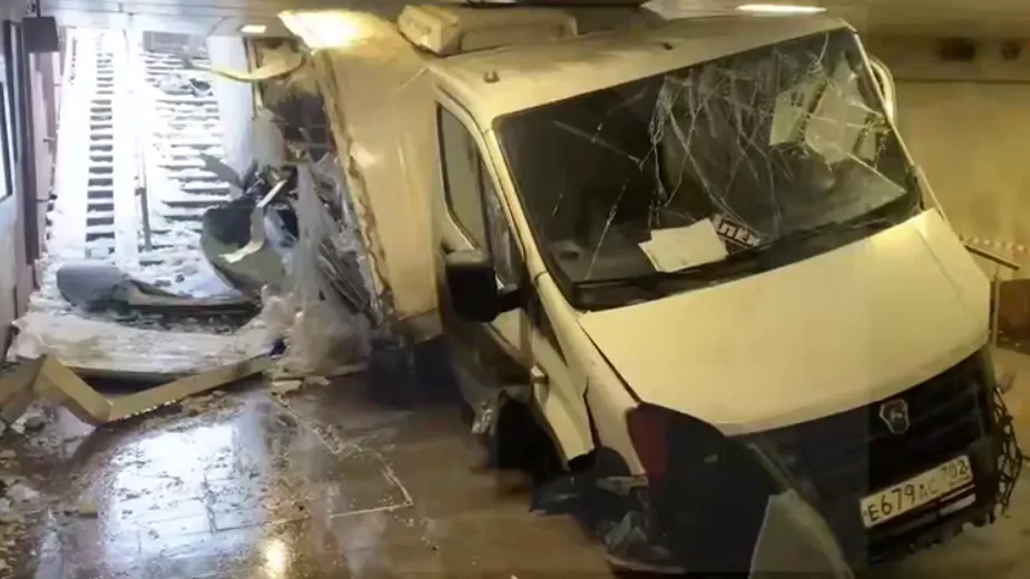 Раскуроченная кабина: видео с места въезда «Газели» в переход в Москве