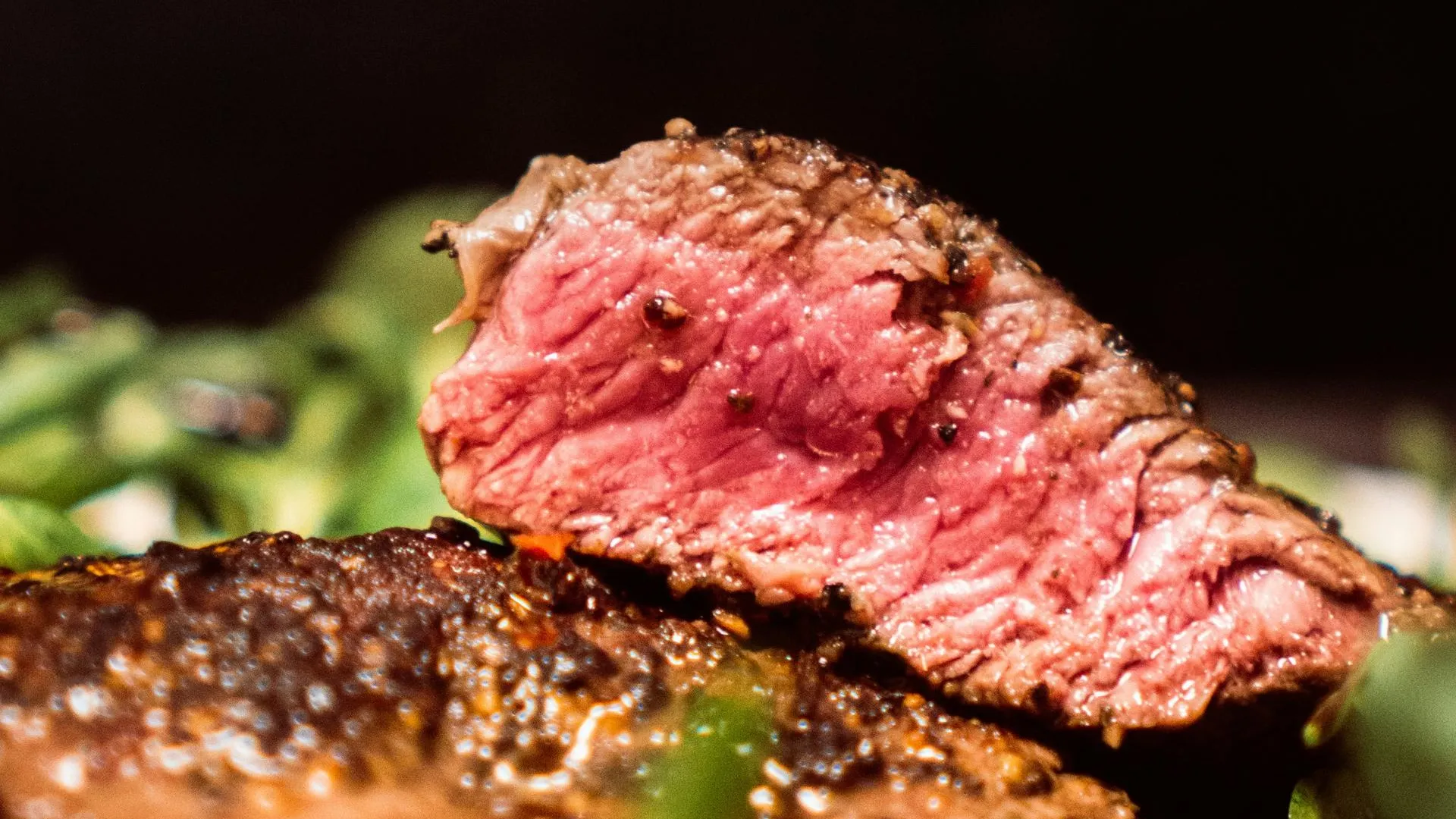 Обожаю мясо с кровью: популярная «диета хищника» может «убить» организм