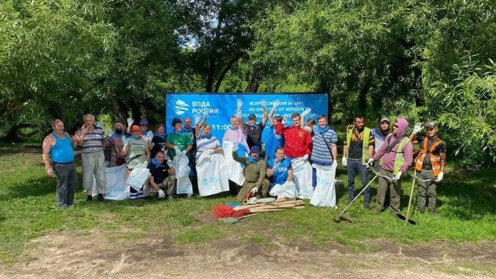 Активисты очистили более 1 км берега реки Пахры в Подольске