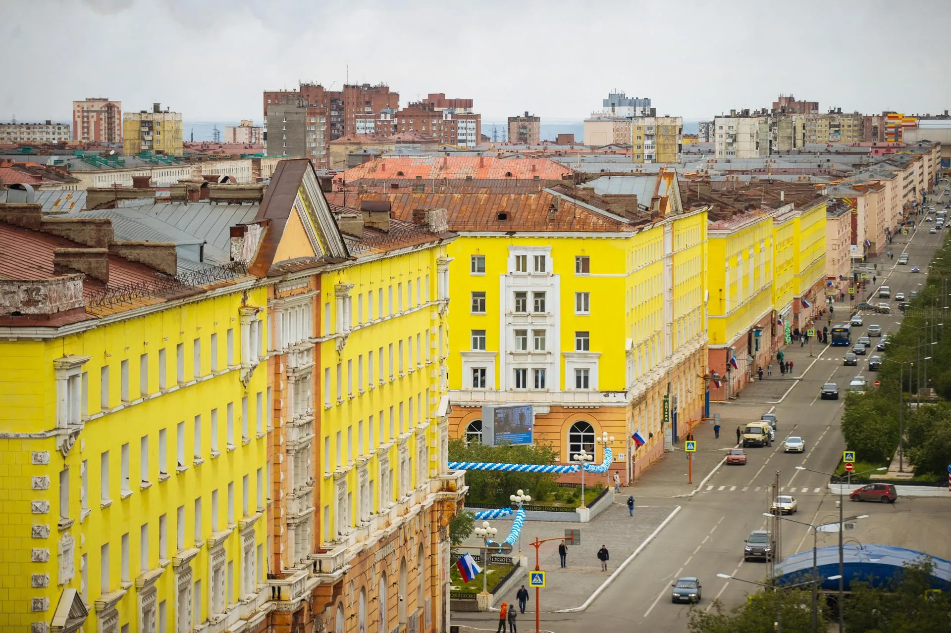 Желтые дома с лепниной на центральной улице Норильска.