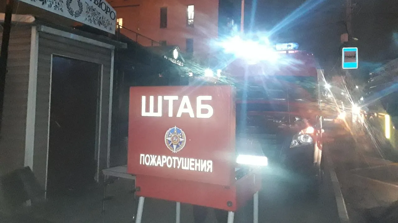 Огнеборцам удалось локализовать пожар в здании похоронного бюро в Люберцах