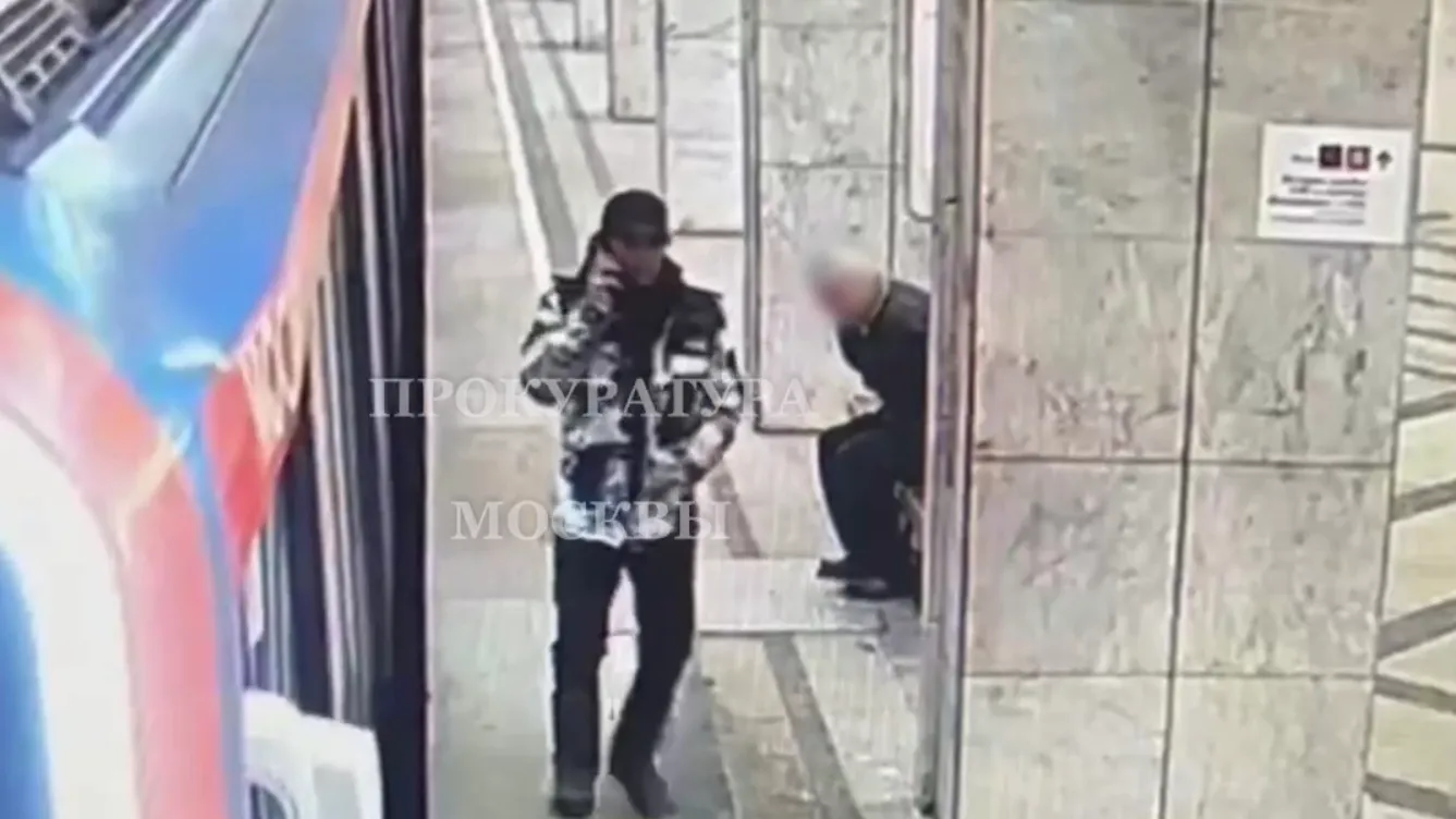 40-летний мужчина украл телефон из рук у пенсионера в московском метро