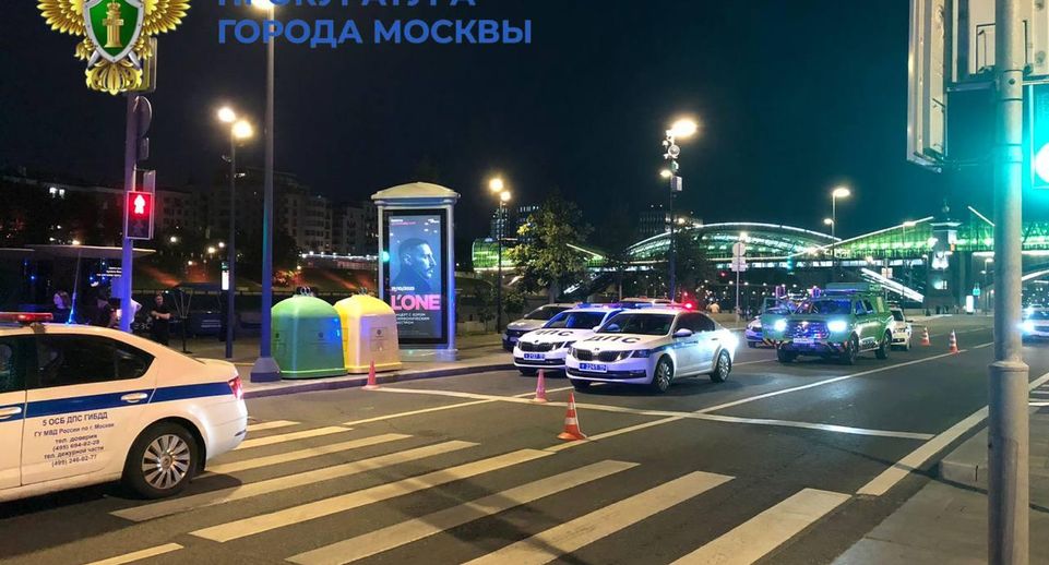 В Москве машина въехала в толпу пешеходов и скрылась с места ДТП