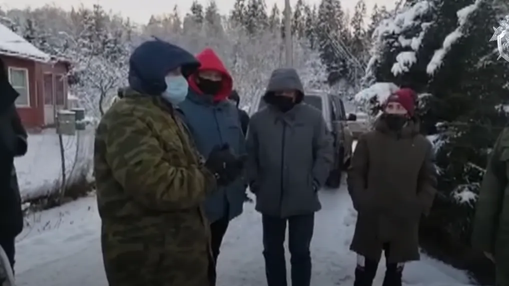 СКР опубликовал видео следственного эксперимента на месте убийства семьи в Волоколамске