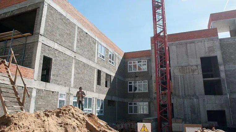 Строители приступили к отделке здания пристройки к школе №2 в Балашихе
