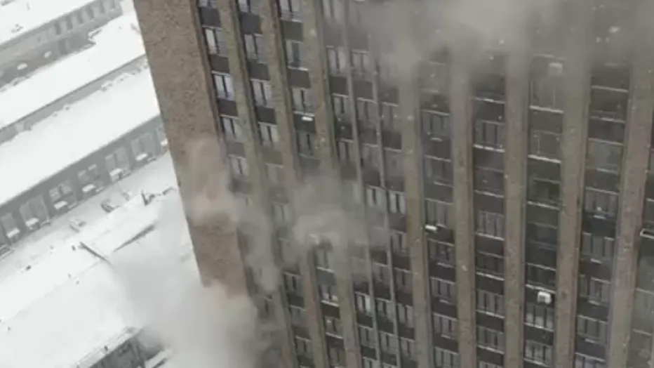 Дым валит из окна: квартира вспыхнула в столичном ЖК «Савеловский Сити»