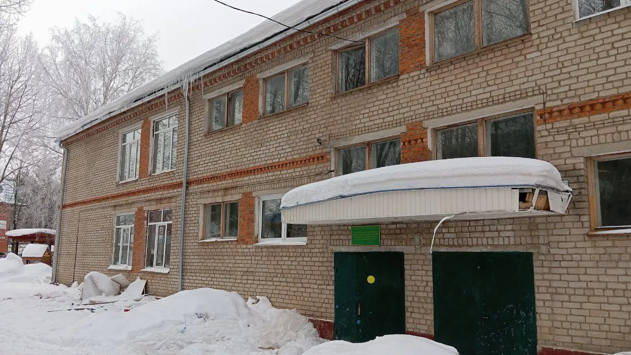 Рабочие завершают демонтажные работы в детском саду Рузы