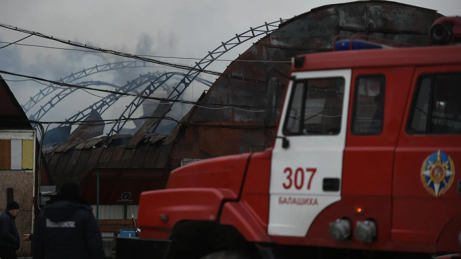 Пожар локализовали на строительном рынке в Балашихе