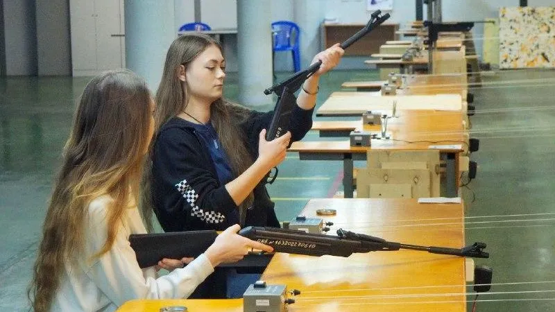 Студенты Коломны соревновались в стрельбе из пневматической винтовки на турнире