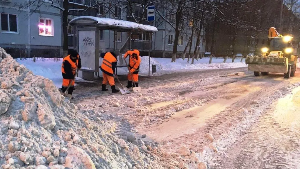 Более 560 человек убирают улицы Королева после снегопада