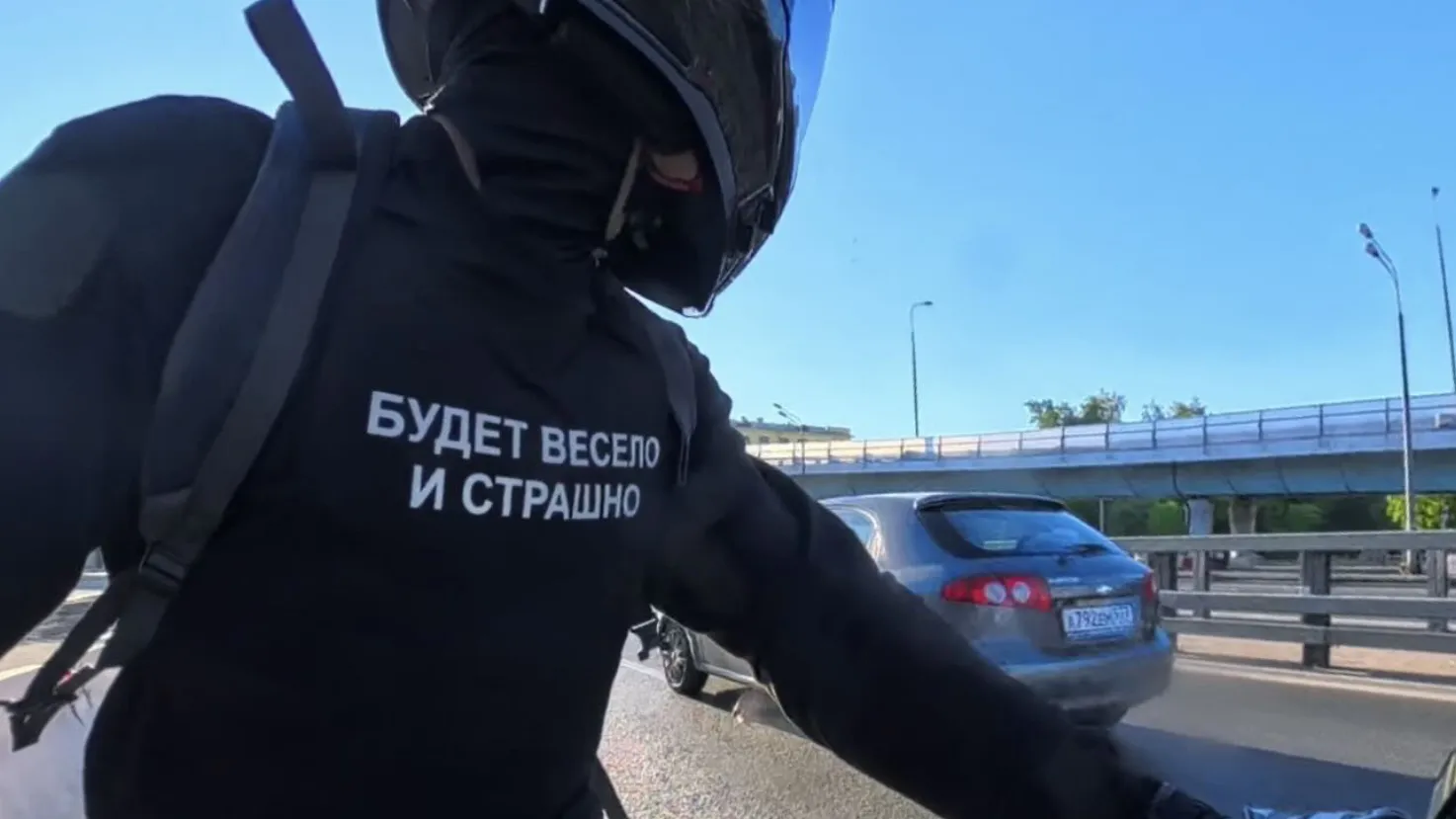 Пьяный водитель снес временное ограждение на шоссе в Москве
