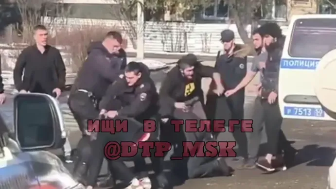 Появилось видео, как друзья дагестанца бьют полицию в подмосковном Ермолино