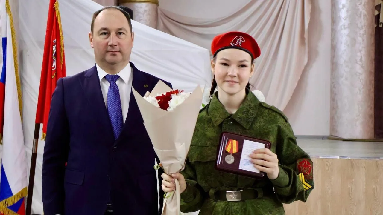 Глава Ступина Сергей Мужальских наградил Юнармейцев