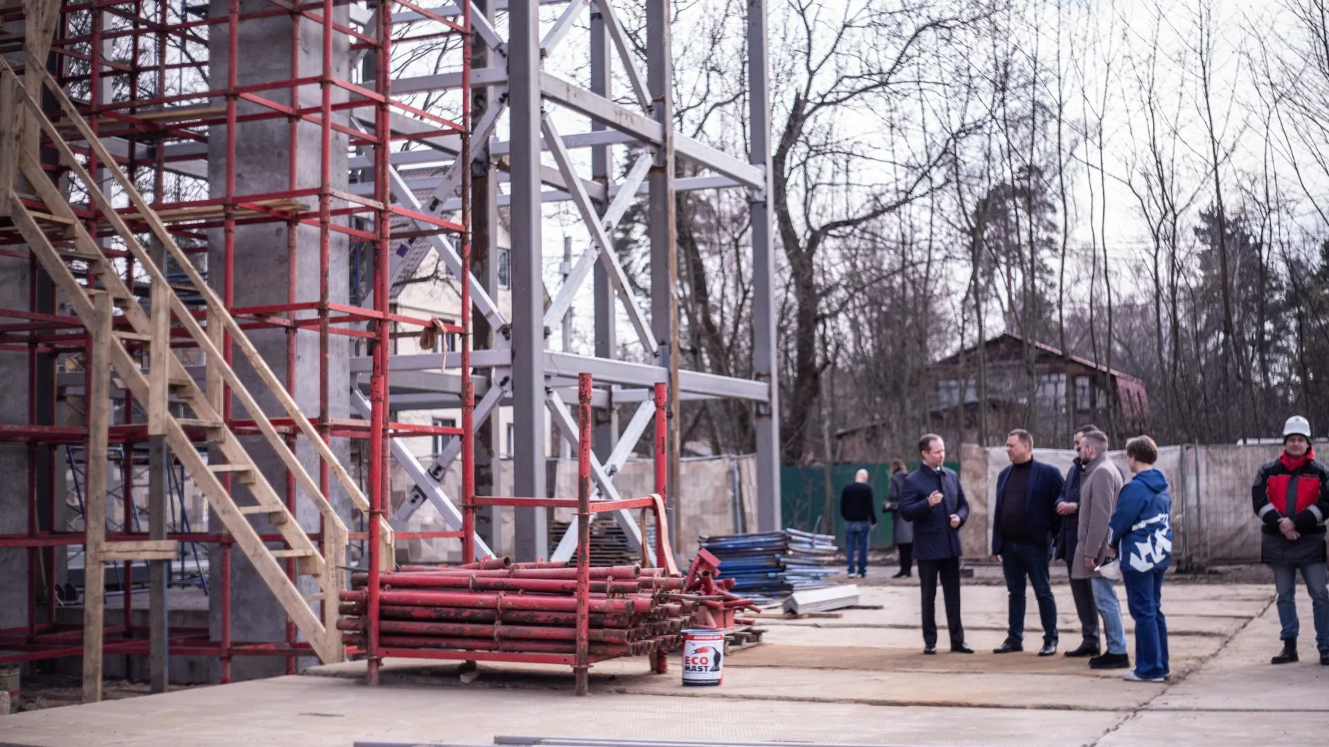 Депутат Терюшков проверил ход строительства надземного перехода в Малаховке