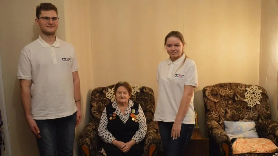 Молодогвардейцы Люберец поздравили ветерана ВОВ с 76‑летием снятия блокады Ленинграда