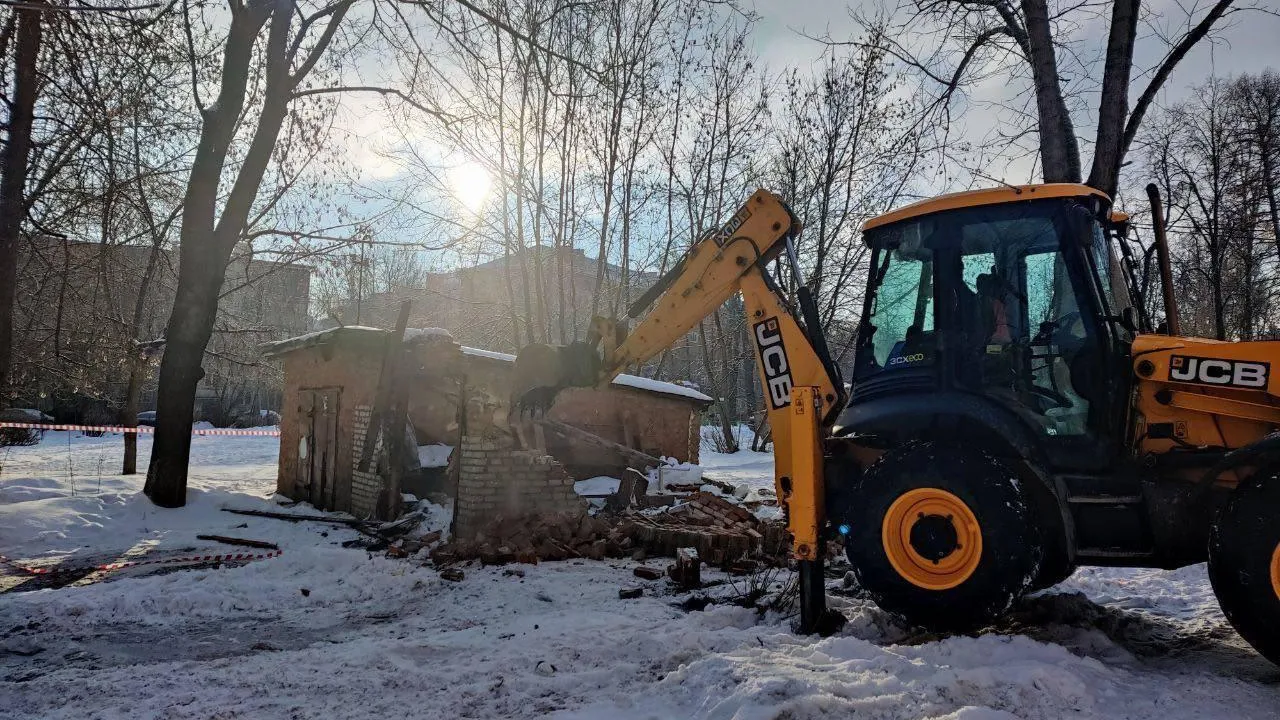 Два заброшенных гаража снесли на Индустриальной улице Подольска по просьбе жителей