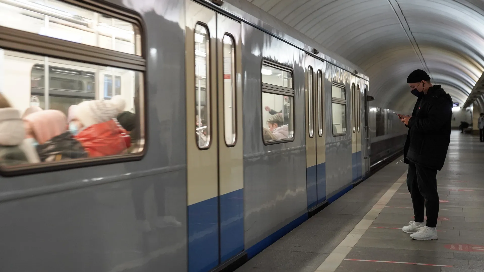 Дептранс: человек упал на пути в московском метро