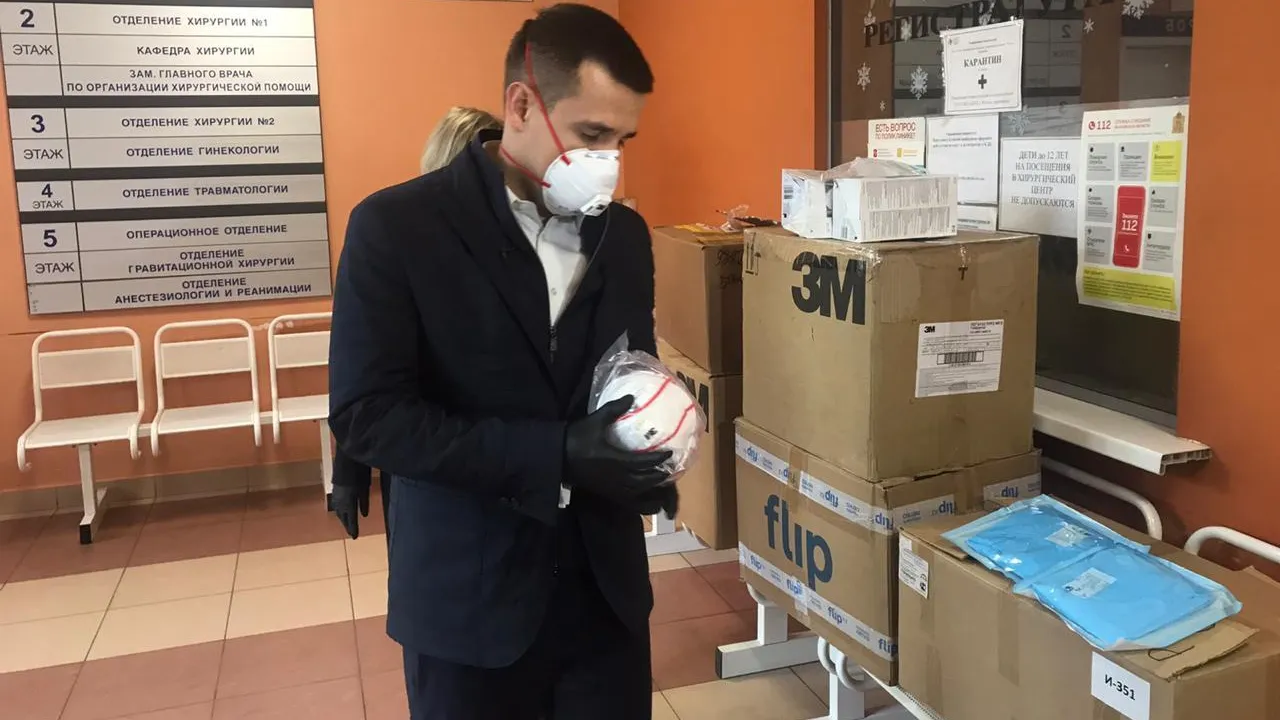 Глава Реутова вручил респираторы врачам