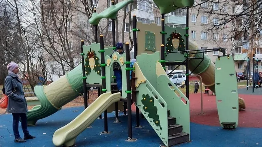 Жители Подольска за год привели в плачевное состояние новую детскую площадку