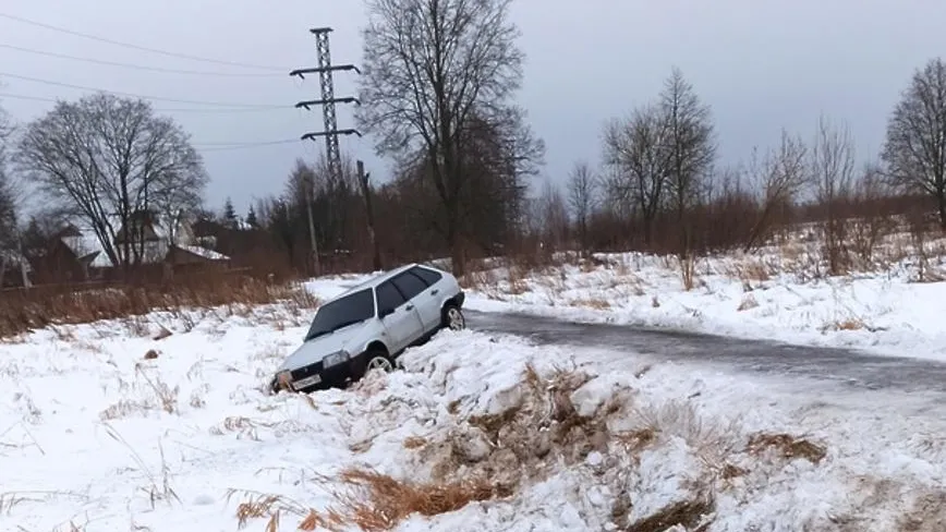 Автомобиль вылетел в кювет у деревни Лаговское в Подольске