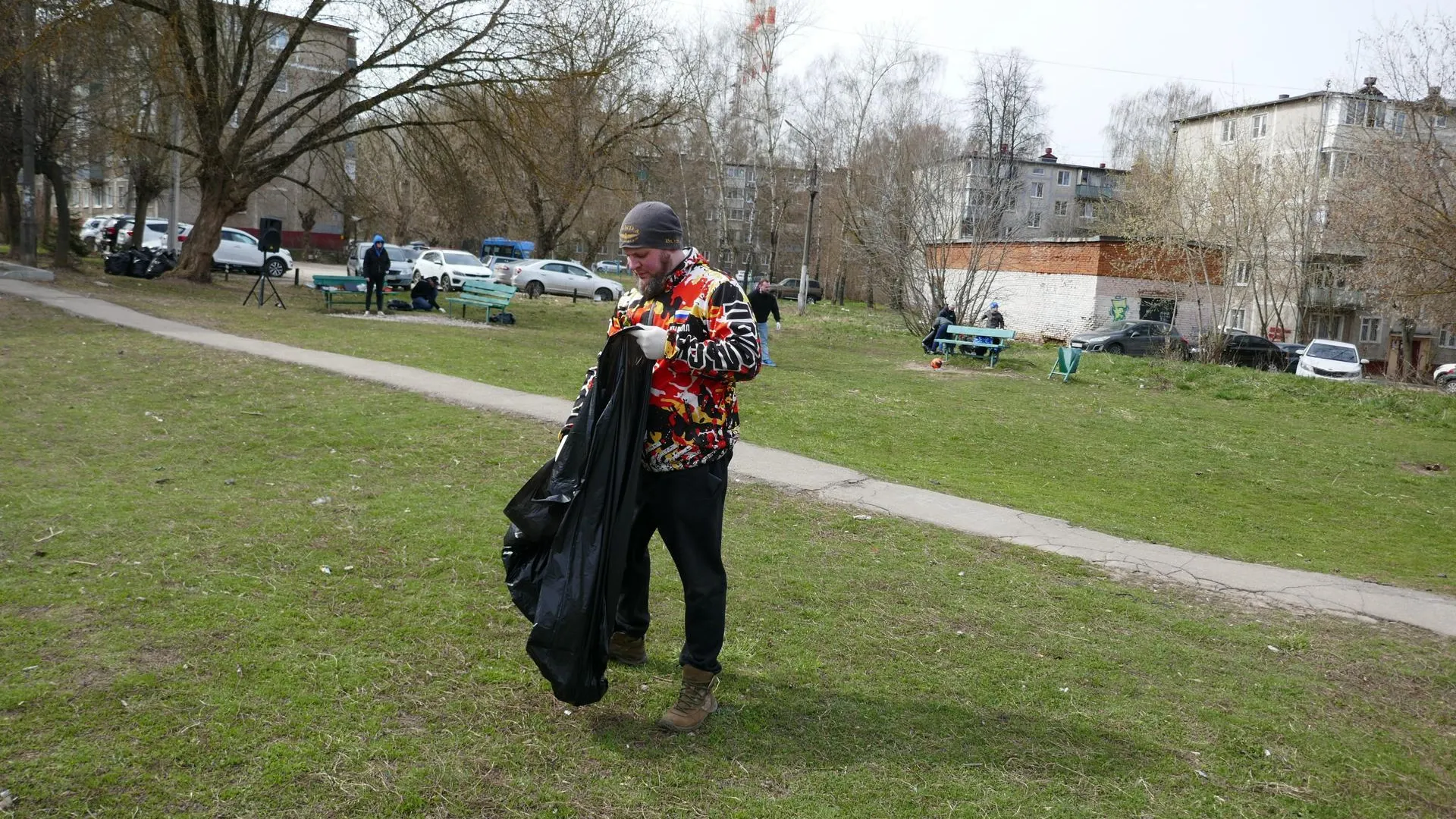 В Подольске на улице Клемента Готвальда прошел субботник под живую музыку