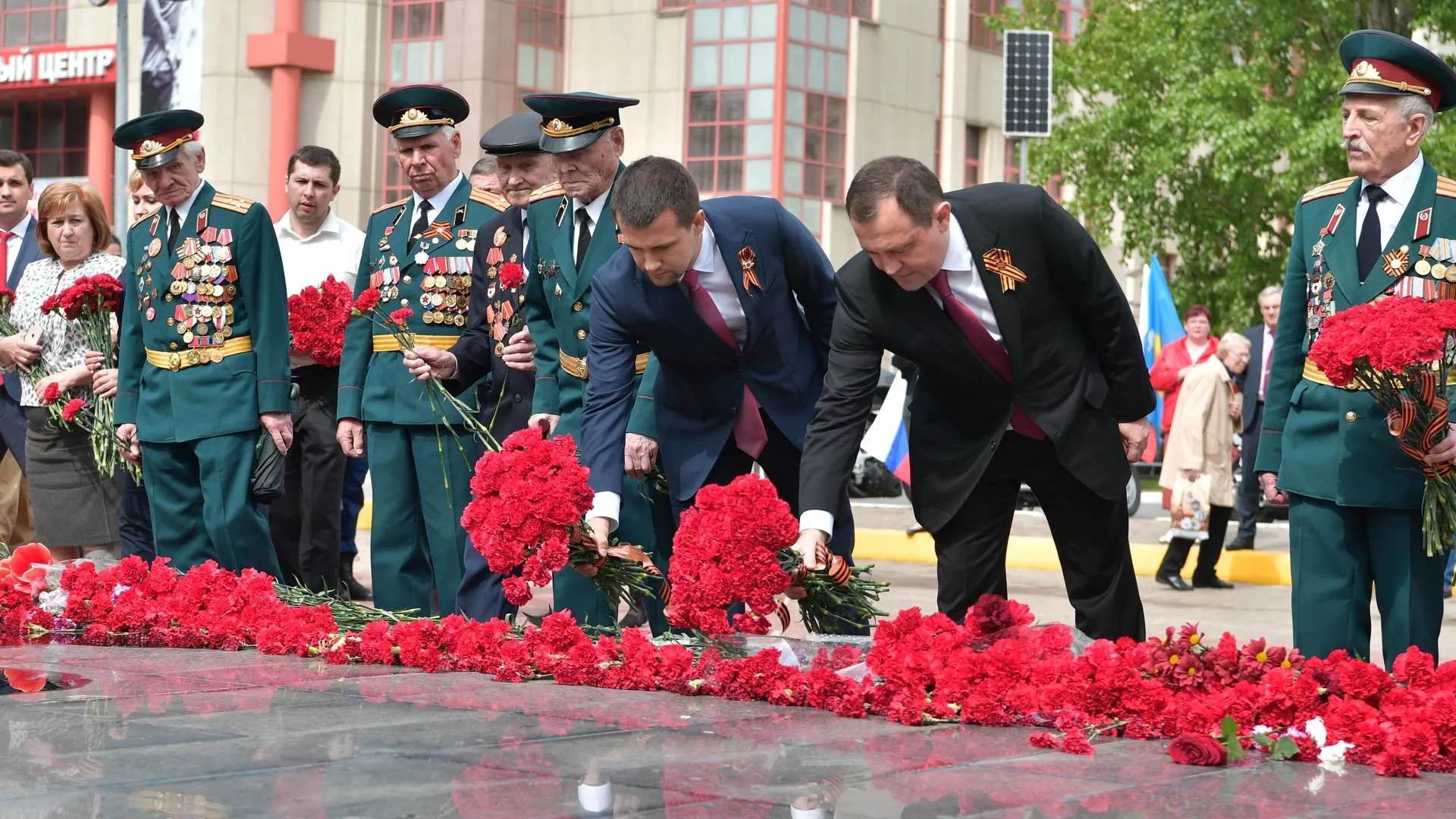 Брынцалов возложил цветы к Вечному огню в Реутове