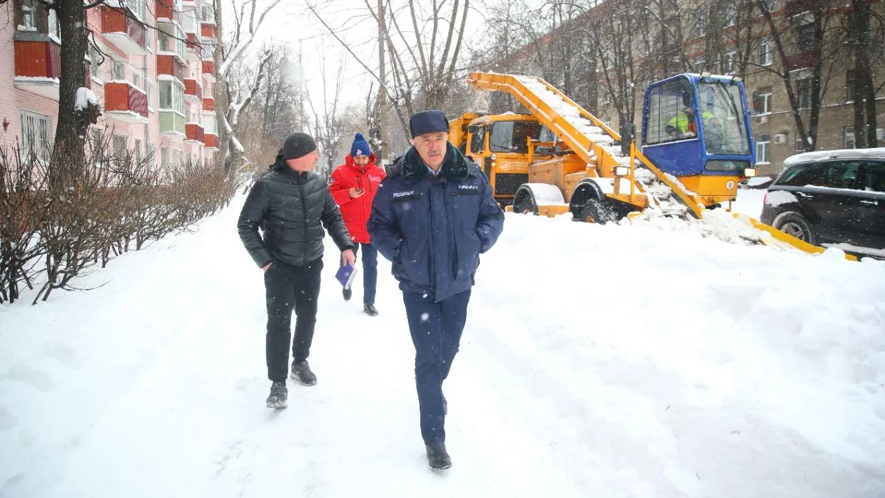 Свыше 1,7 тыс человек устраняют последствия снегопада в Люберцах