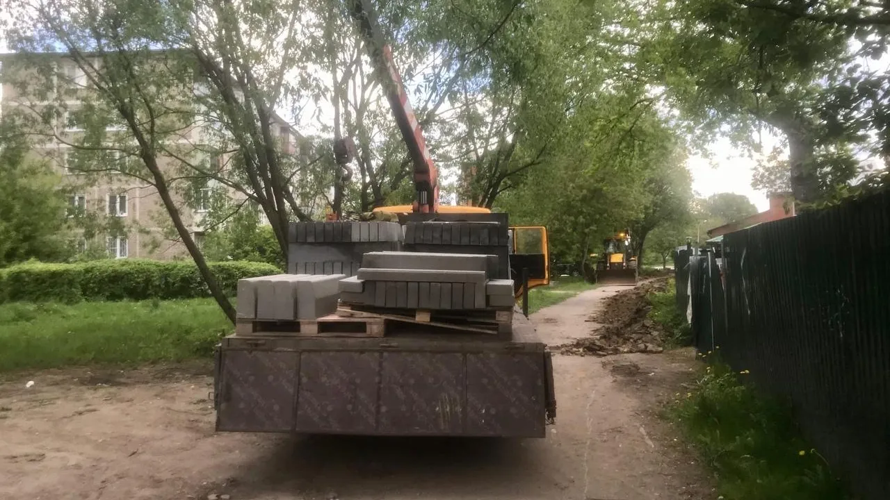 Рабочие приступили к ремонту тротуара на улице Садовая в микрорайоне Климовск Подольска