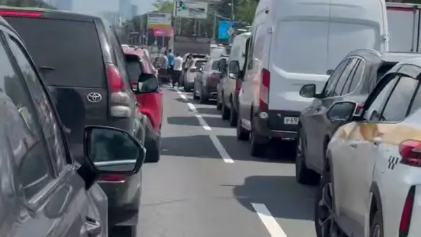 Москвичи встали в «мертвую» пробку на Кутузовском проспекте из-за перекрытия