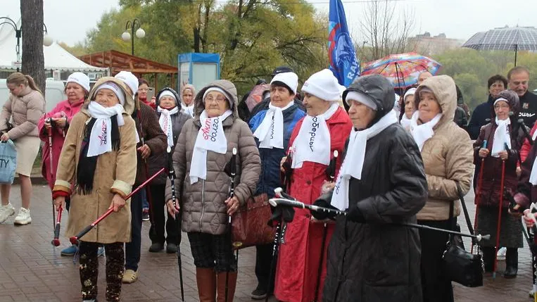 Около 100 пенсионеров поучаствовали в тренировке по скандинавской ходьбе в Люберцах