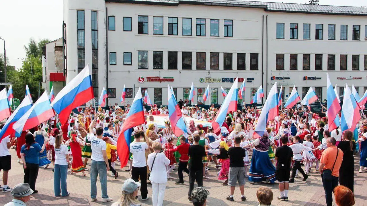 Праздничный флешмоб ко Дню России состоялся в Щелкове