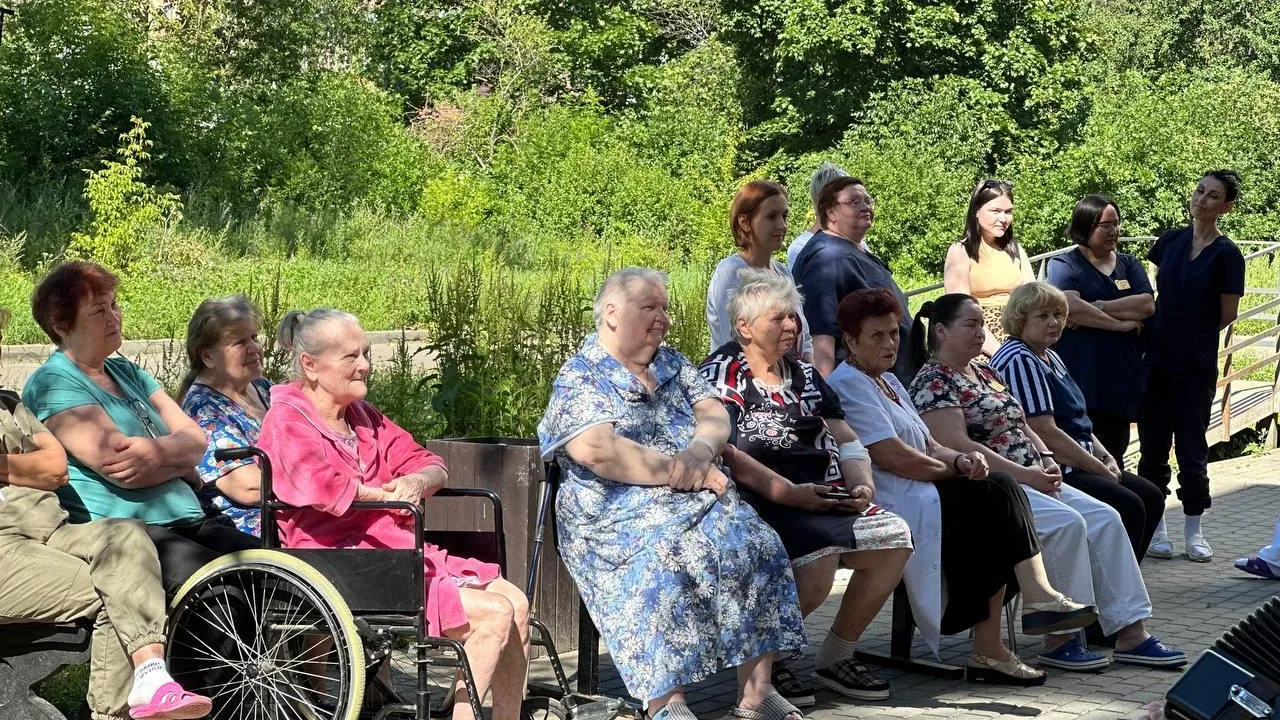 День семьи, любви и верности отметили в гериатрическом отделении Электростали