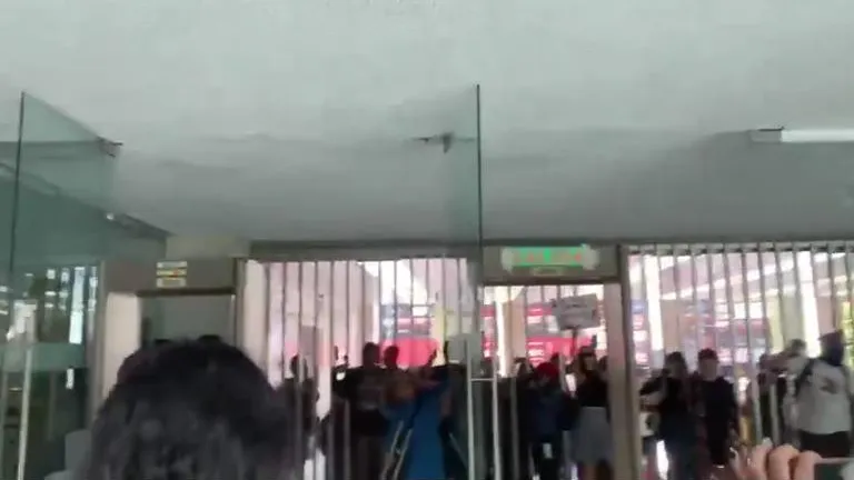 Трансгендеры* разгромили в Мехико здание суда после освобождения подозреваемого