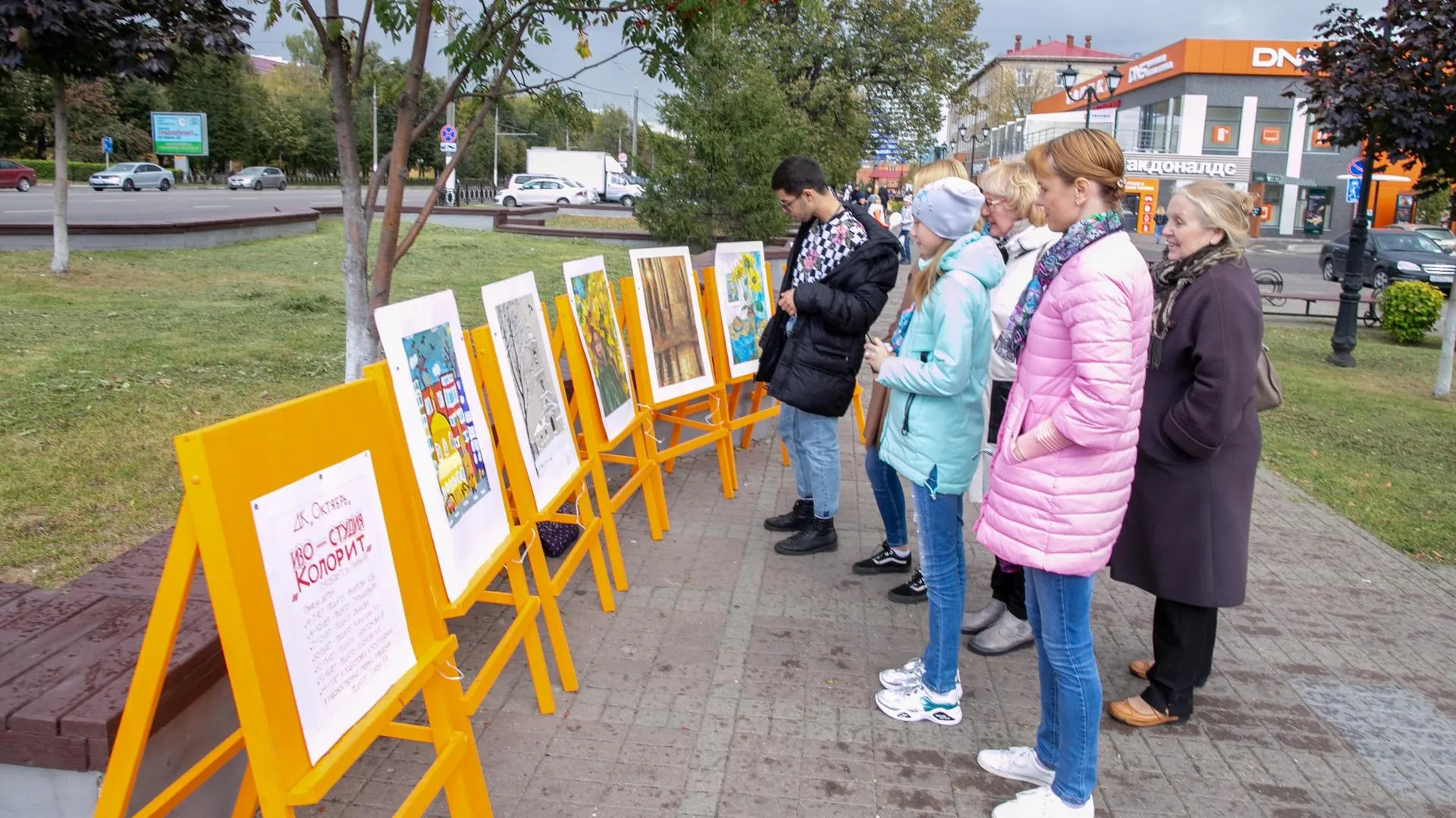Выставка картин начинающих и известных художников прошла в центре Подольска ко Дню города