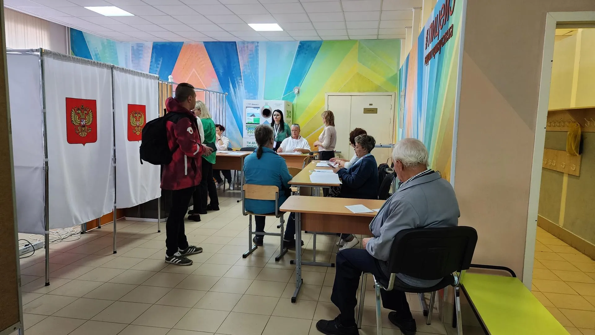 Житель Королева Алексей Булкин первым проголосовал на выборах губернатора на участке № 1064