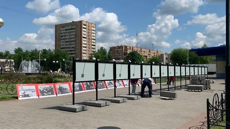 Рабочие приступили к установке фотовыставки о жителях Подольска в годы ВОВ