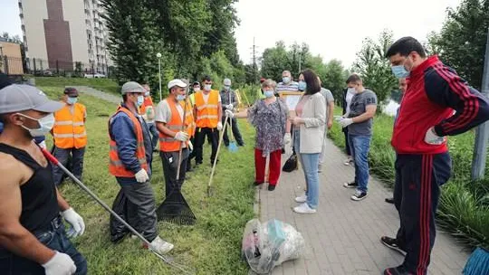 Жители Балашихи очистили от мусора территорию Саввинского пруда