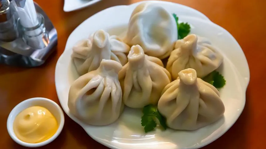 Названы самые популярные кухни на фуд-холлах в Москве