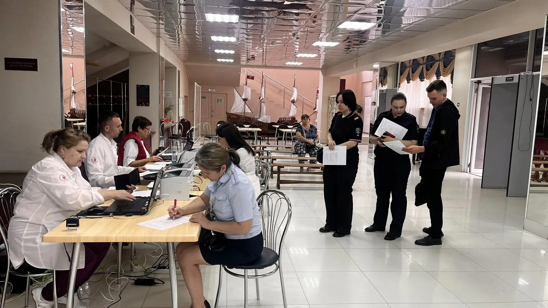 В Дне донора в Луховицах участвовали люди разного возраста и профессий: заводчане, медики, студенты, полицейские и др.