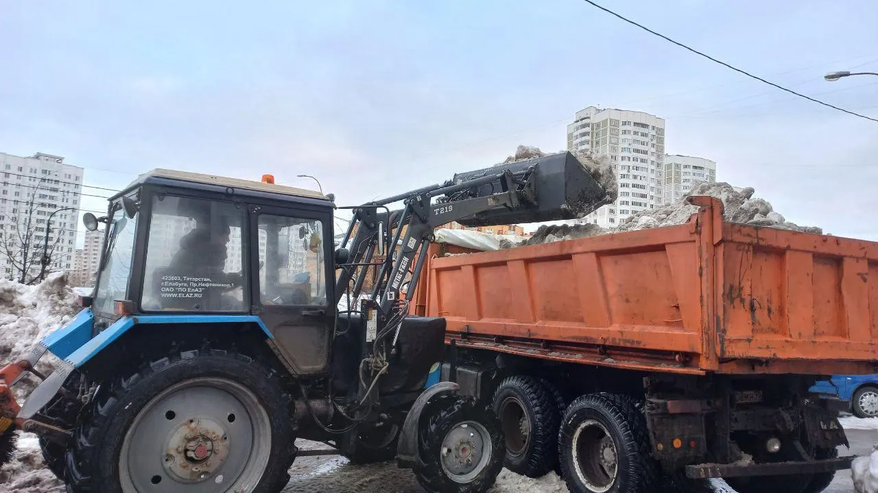 Коммунальную и дорожную технику подготовили к субботнику в Подольске