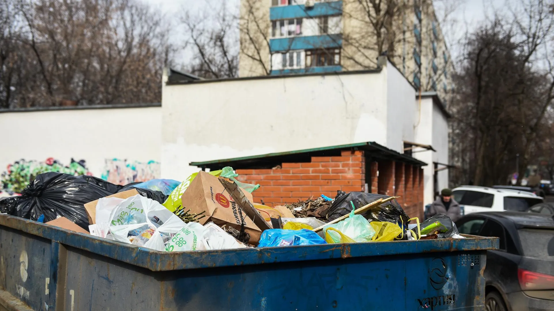 Более 10 кубометров мусора убрали с обочины дороги в поселке Подольска