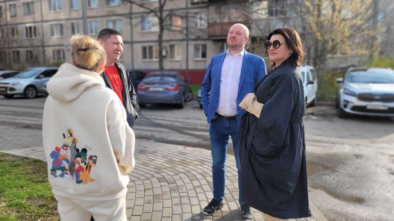 Глава Лобни проверила обслуживание дома на улице Победы и стадиона «Москвич»